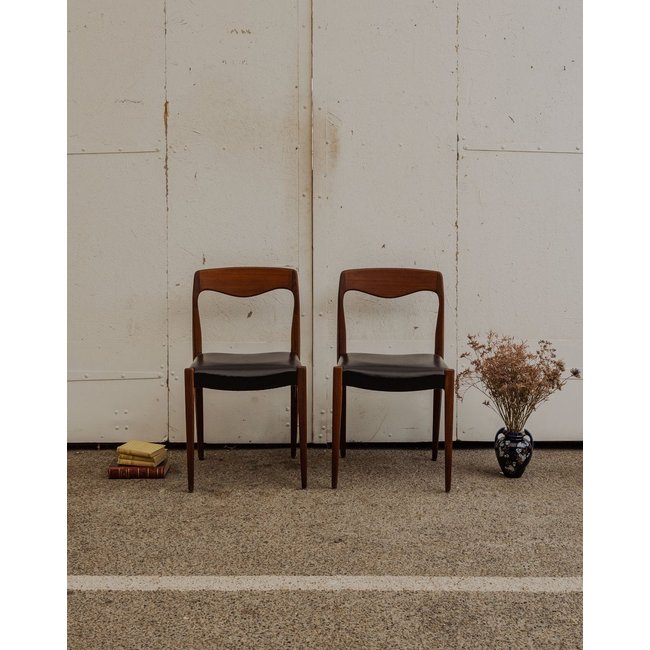 Paire de chaises scandinaves en cuir et bois Alma N°1603 - Bon état Couleur bois foncé <span itemprop=