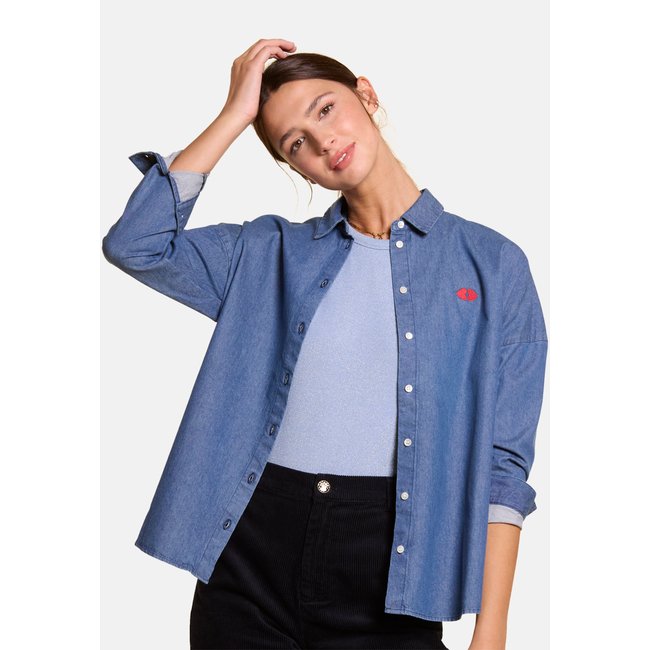 Chemise en jean brodée cœur bleu <span itemprop=