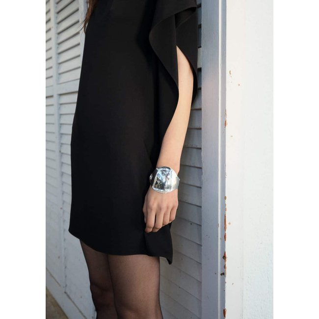 Robe courte manches asymétriques noir <span itemprop=