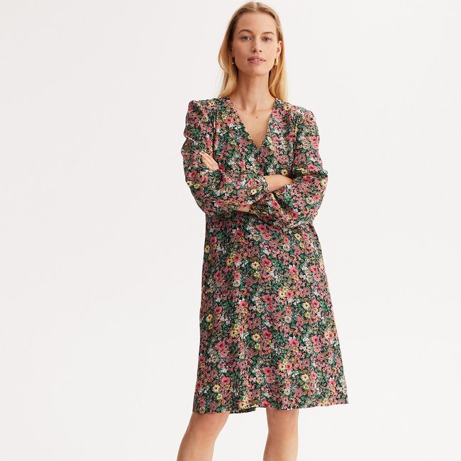 Vestido direito, estampado floral, pelos joelhos estampado flores fundo verde <span itemprop=