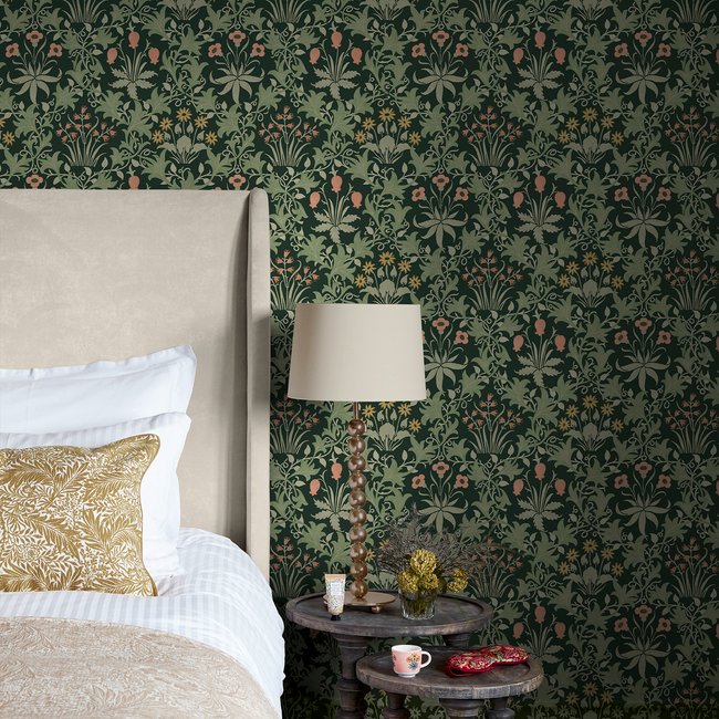Papier peint fleuri Celandine Forest Couleur vert, corail, ocre <span itemprop=