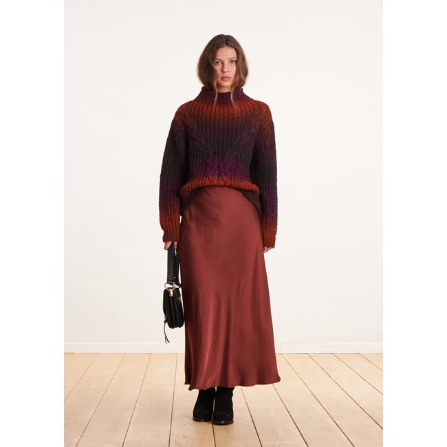 Jupe longue fluide en satin rouge <span itemprop=