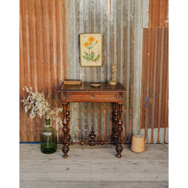 Table d'appoint en bois Francine N°1674 - Bon état Couleur bois foncé <span itemprop=