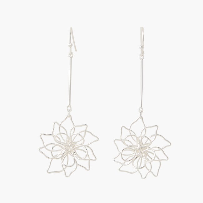 Boucles d'oreilles pendantes à fleurs argentées argenté <span itemprop=