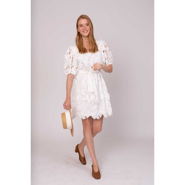 Robe courte unie fleurs ajourées PROMESSE blanc <span itemprop=