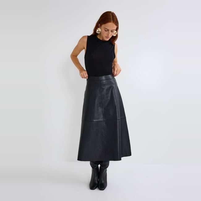 Jupe midi en cuir de mouton noir <span itemprop=