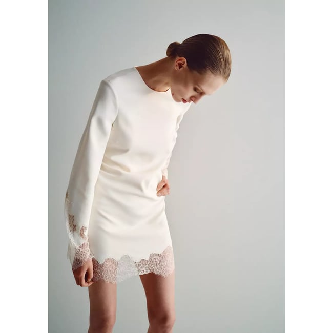 Robe satinée finition en dentelle écru <span itemprop=