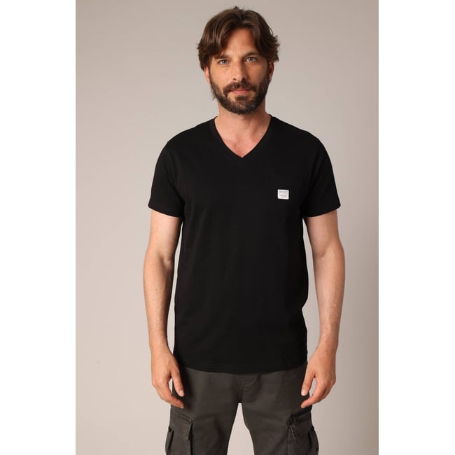 T-shirt col v avec poche plaquée sur la poitrine et étiquette brodée. VASITO black <span itemprop=