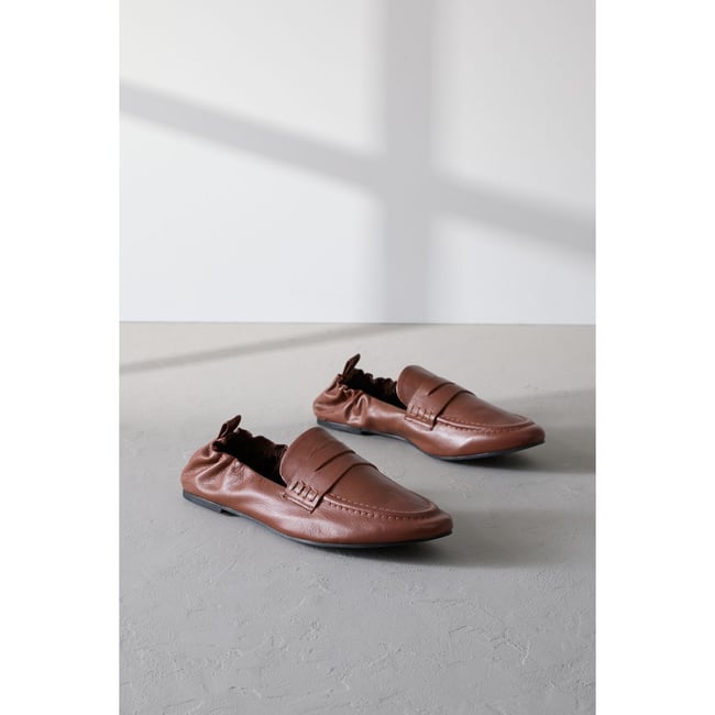 Mocassins à bout rond et arrière froncé marron fauve <span itemprop=
