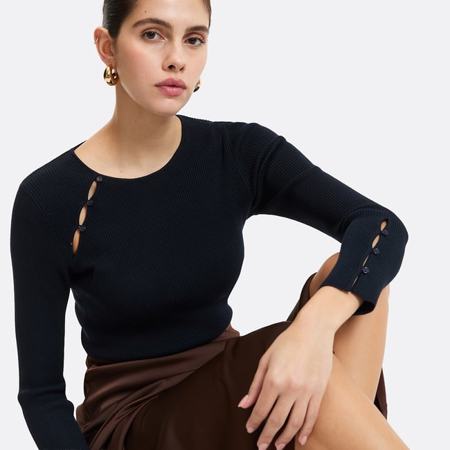 Pull col rond, manches longues, en fine maille côtelée bleu marine <span itemprop=