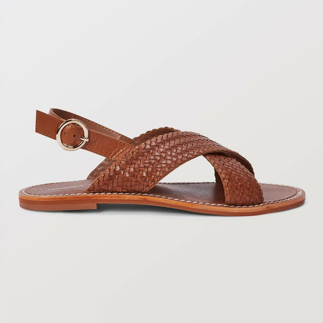 Sandales croisées tressées en cuir camel <span itemprop=