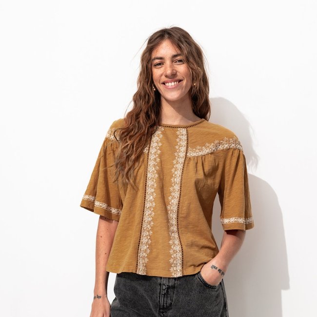 T-shirt brodé tabac <span itemprop=