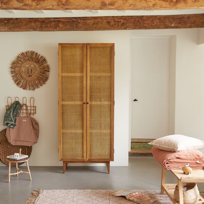 Armoire enfant en pin et cannage NINON Couleur naturel <span itemprop=