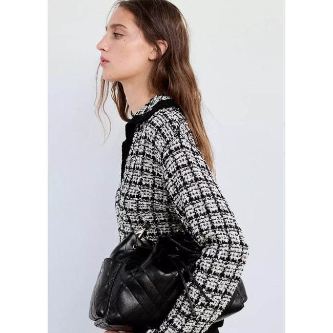 Pull en tweed col polo noir <span itemprop=