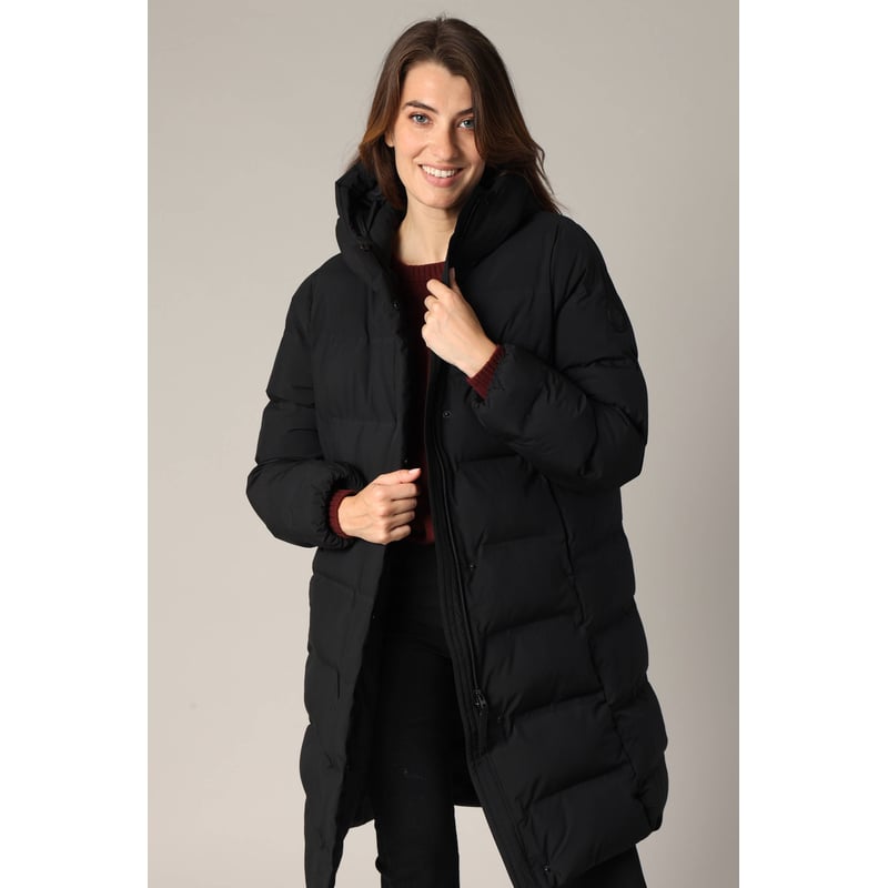 Femme portant une doudoune noire longue, veste matelass&eacute;e ferm&eacute;e &agrave; moiti&eacute;