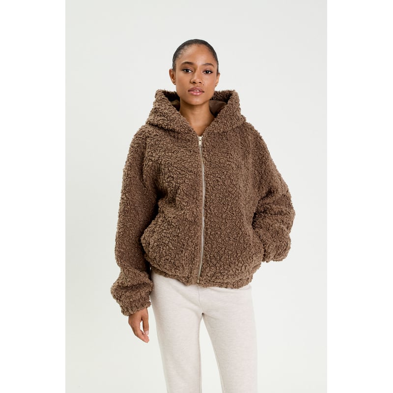 Look avec veste teddy marron et pantalon clair, couleurs douces