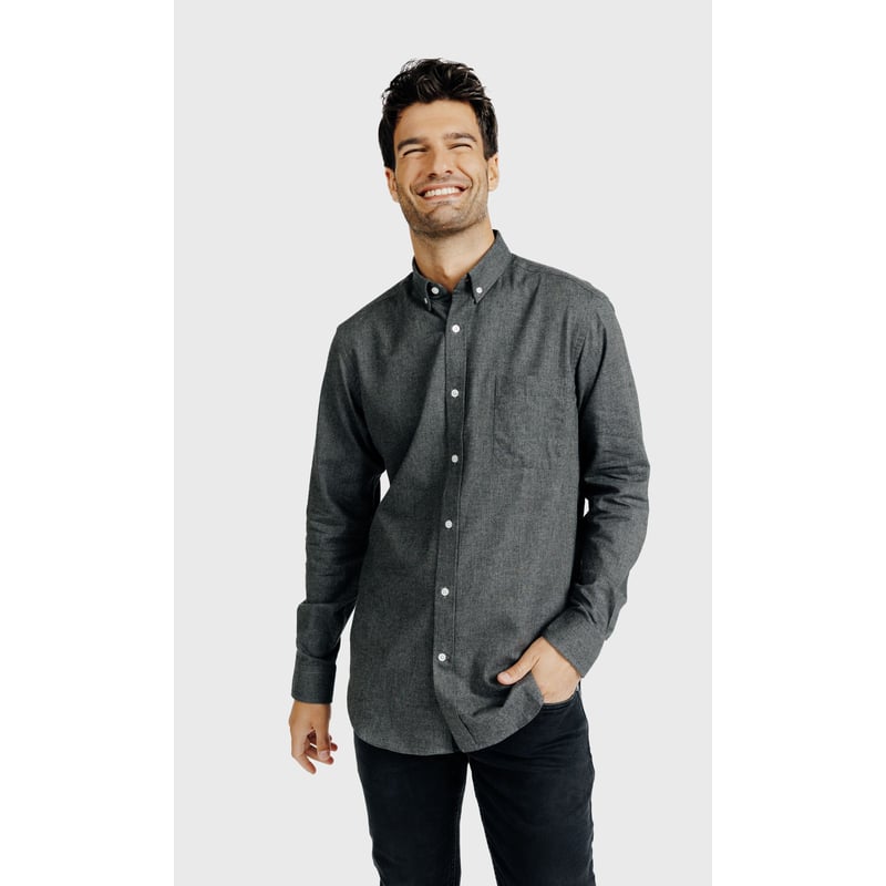 Homme souriant portant une chemise oxford gris fonc&eacute; &agrave; col boutonn&eacute;