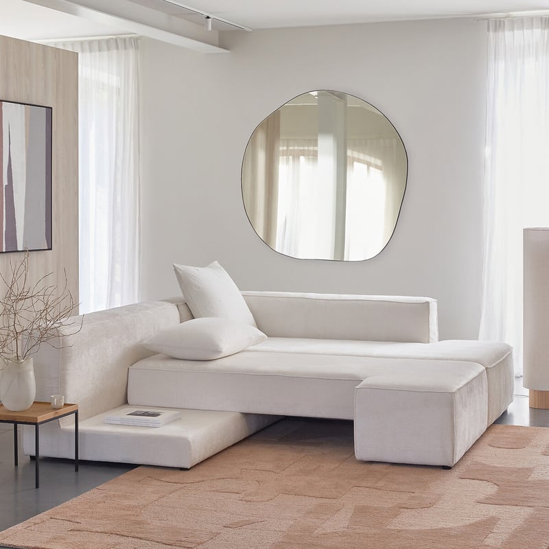 Sof&aacute;-cama moderno em tecido claro, com design minimalista e conforto.