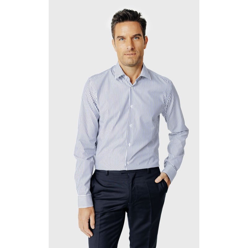 Homme portant une chemise oxford ray&eacute;e bleu et blanc, style intemporel.