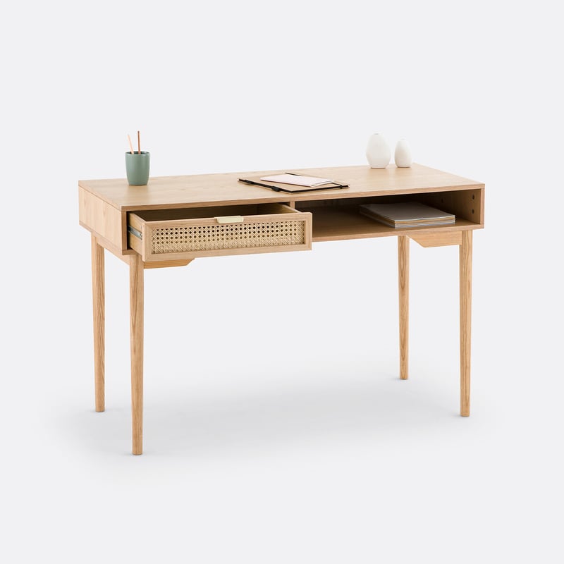 Scrivania in legno con cassetto aperto e piano ordinato, altezza ideale