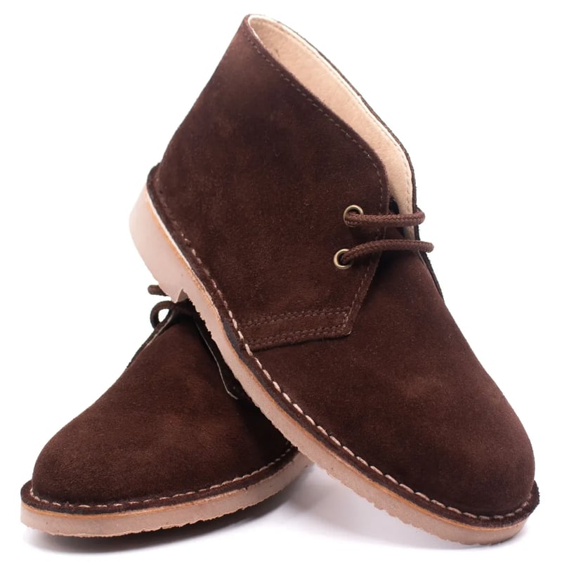 Paire de chaussures en daim marron, id&eacute;ale pour l&rsquo;entretien du cuir