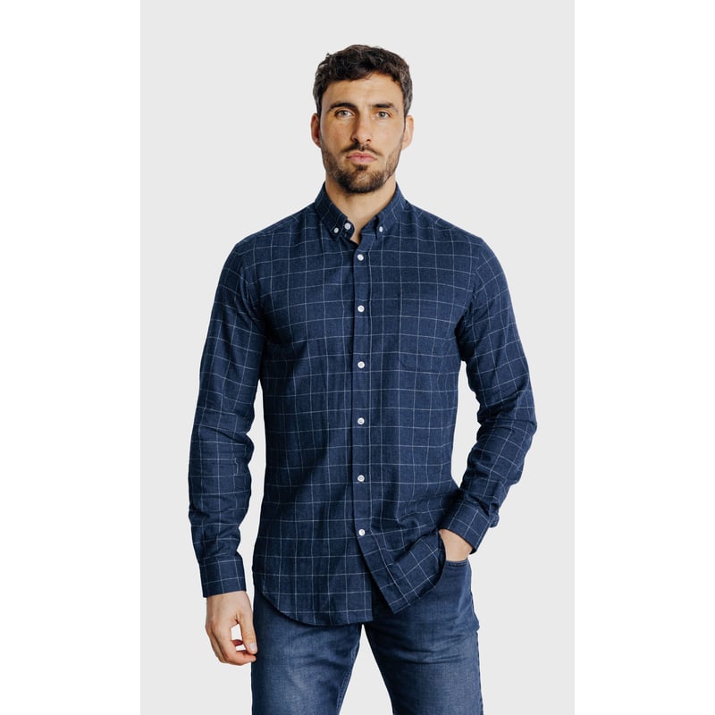 Homme portant une chemise oxford bleu marine &agrave; carreaux blancs.