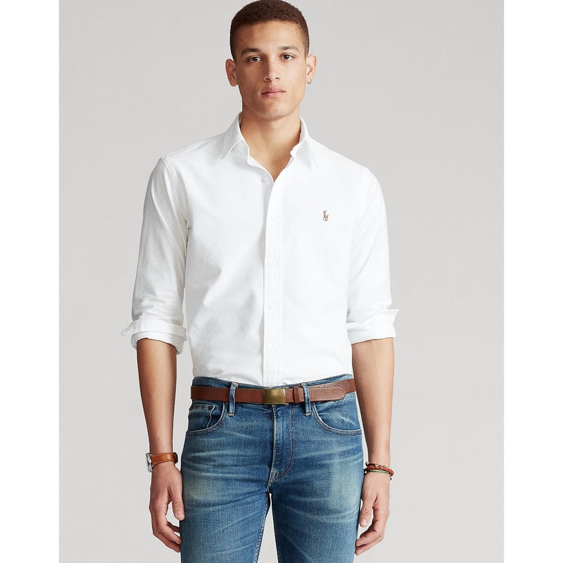Homme portant une chemise blanche dans un pantalon jean avec ceinture