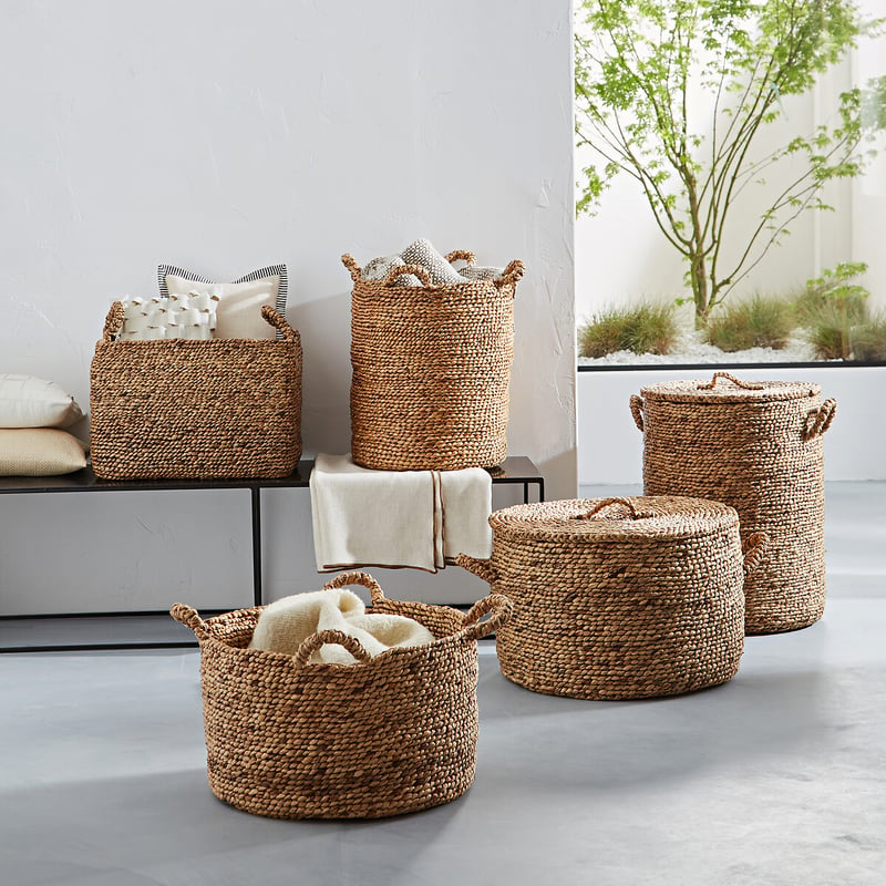 Plusieurs paniers en osier tress&eacute; pour rangement et d&eacute;co dans la maison