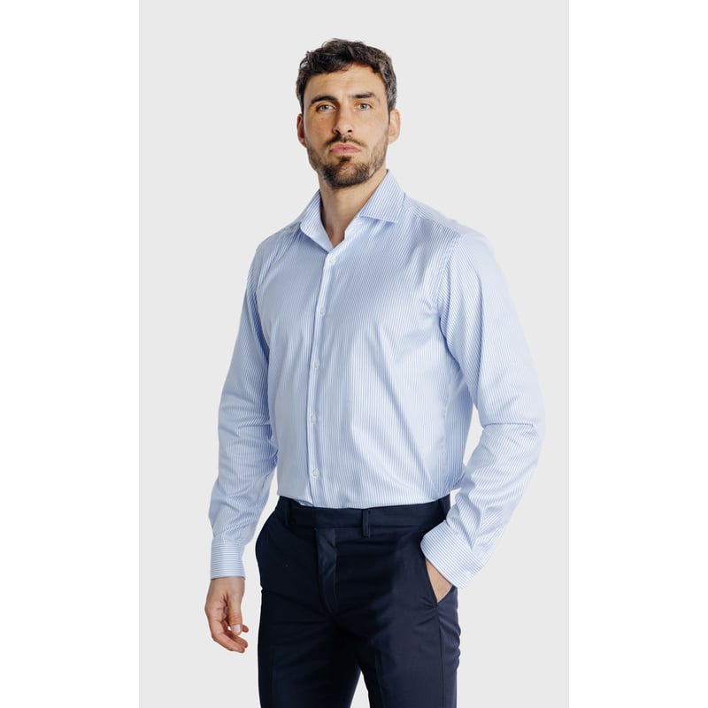 Homme portant une chemise Oxford bleu clair &agrave; fines rayures
