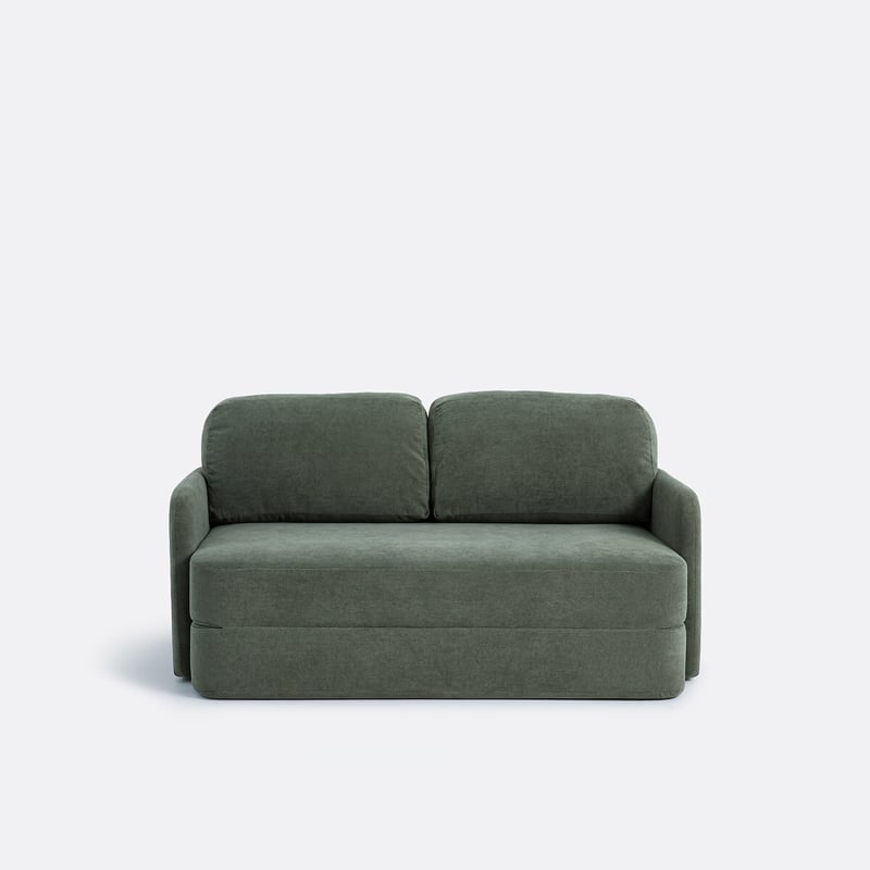 Sof&aacute;-cama verde compacto com design simples e confort&aacute;vel, visto de frente