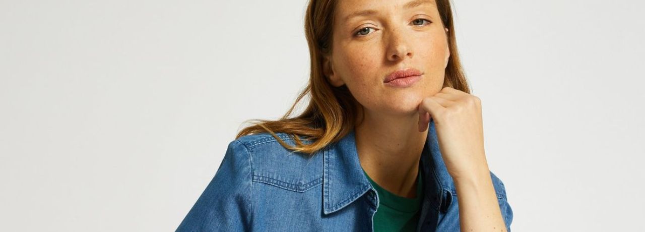 La chemise en jean : l'indémodable pièce maîtresse de votre garde-robe