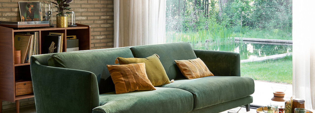 Quelles couleurs subliment un canapé vert foncé ? Nos idées faciles