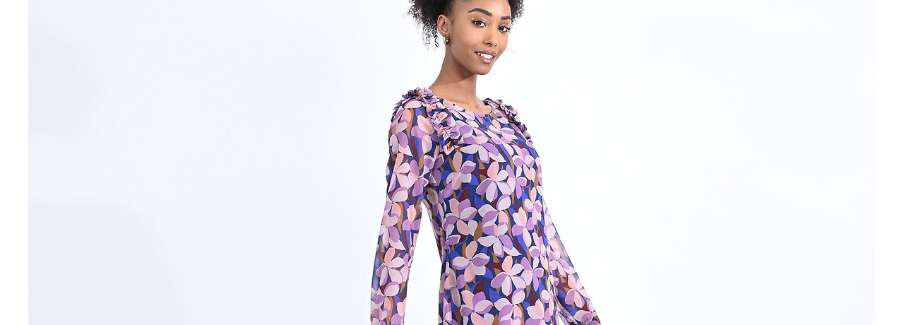 Comment transformer une robe fleurie de jour en tenue du soir ?