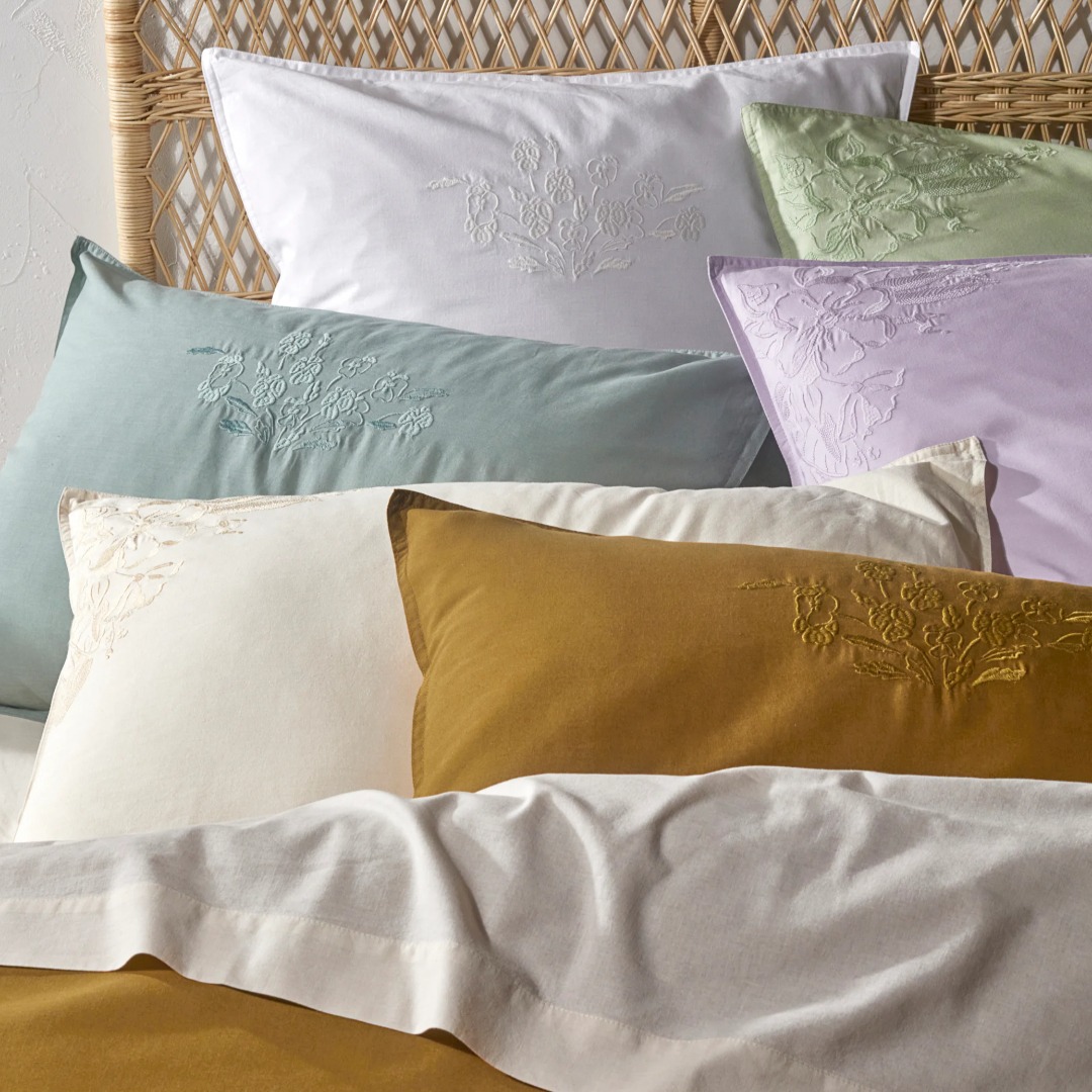 bed linen in pastel