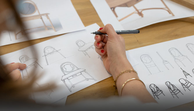 designer dessinant des croquis de chaises