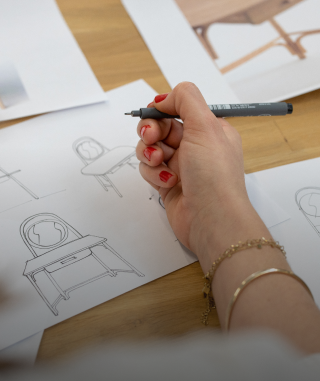 designer dessinant des croquis de chaises