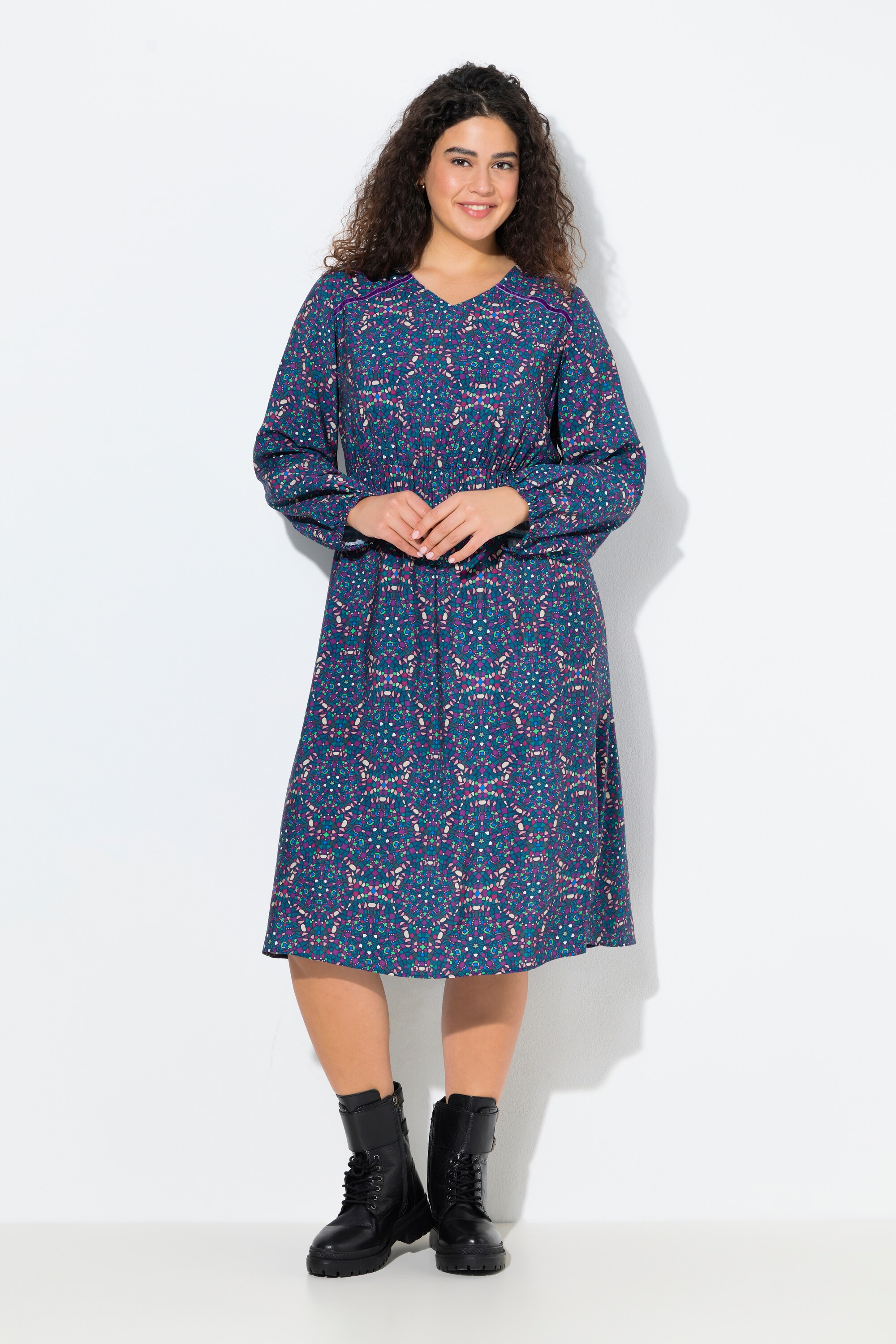 Robe évasée à col en V et manches longues., ULLA POPKEN