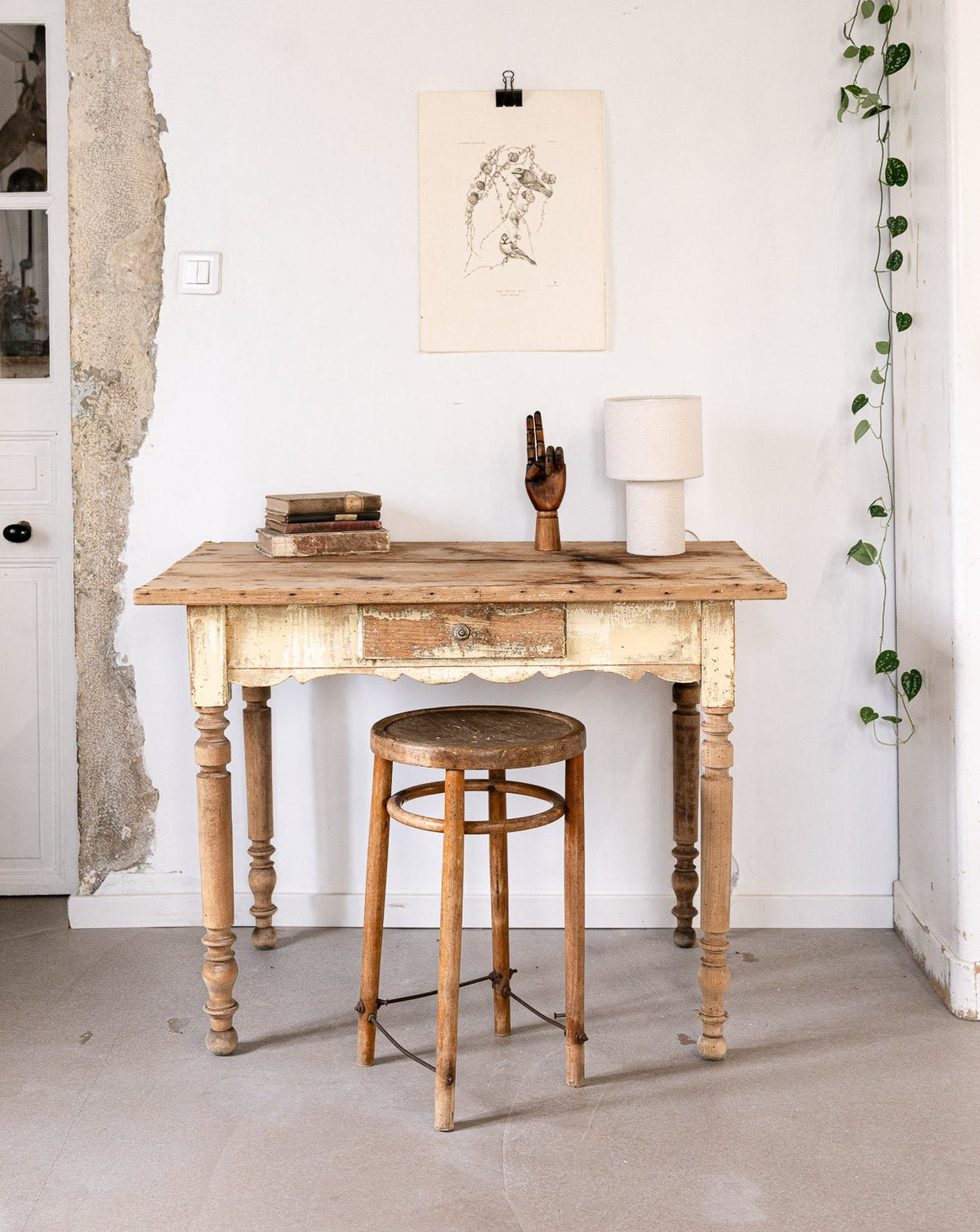 Bureau ancien en bois patiné jaune Edouard N°562 - Bon état, DEBONGOUT