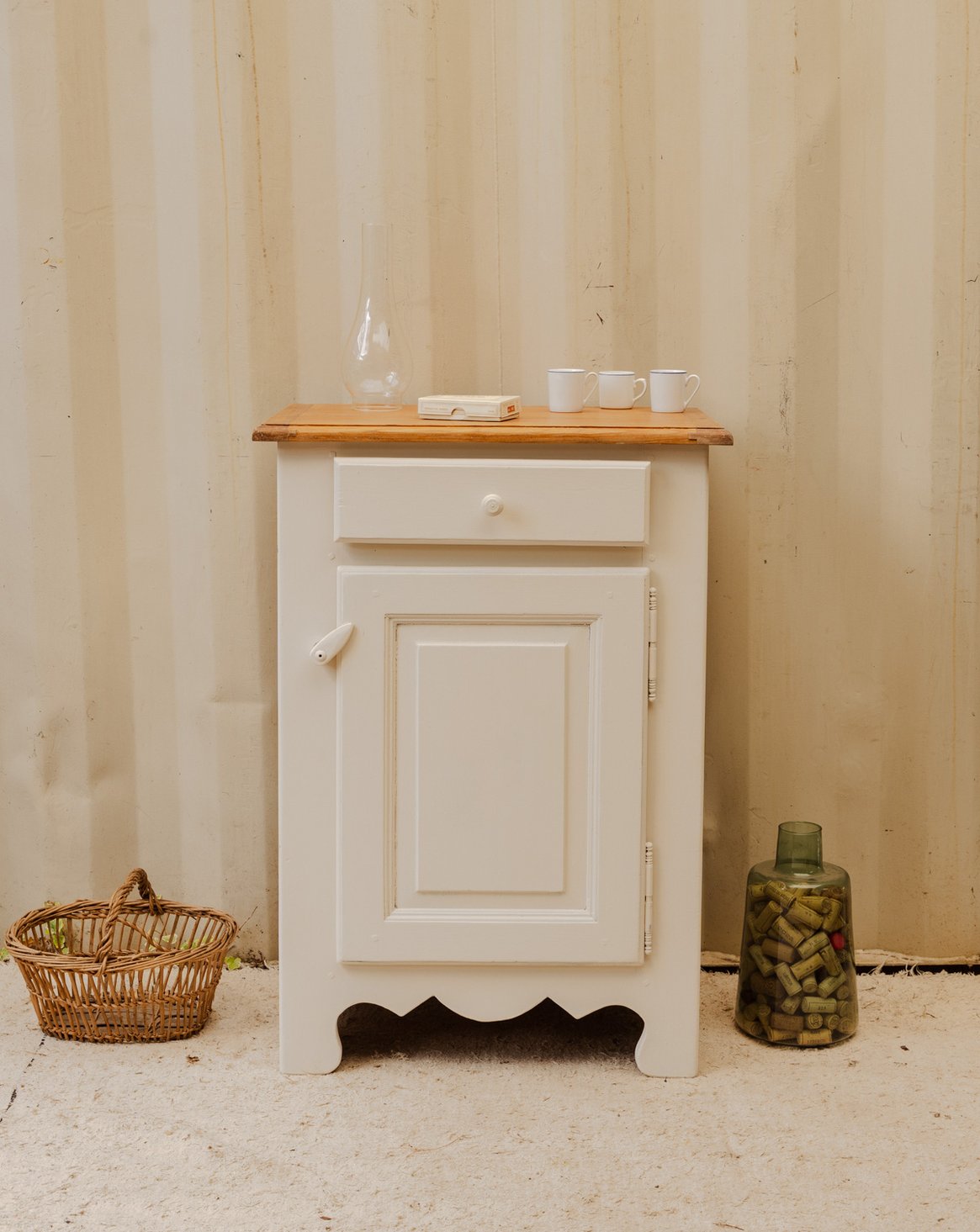 Petit buffet en bois blanc Gilbert N°1784 - Bon état, DEBONGOUT