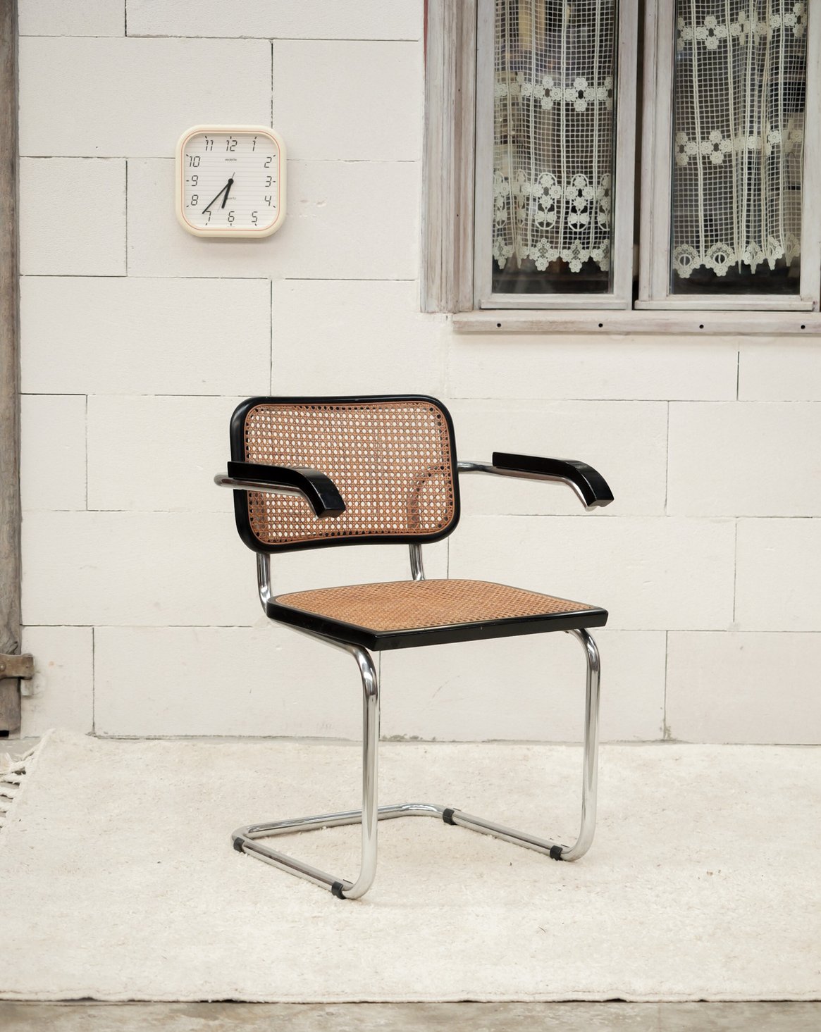 Chaise en osier et pieds chromés Alma N°1976 - Bon état, DEBONGOUT