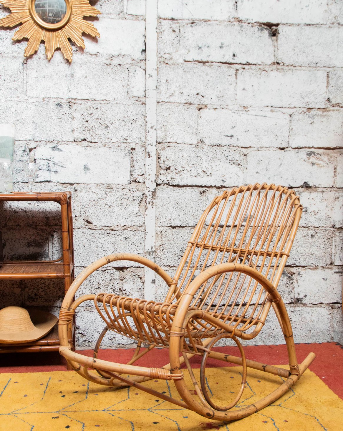 Grand rocking-chair en rotin clair Alibert N°67 - Bon état, DEBONGOUT