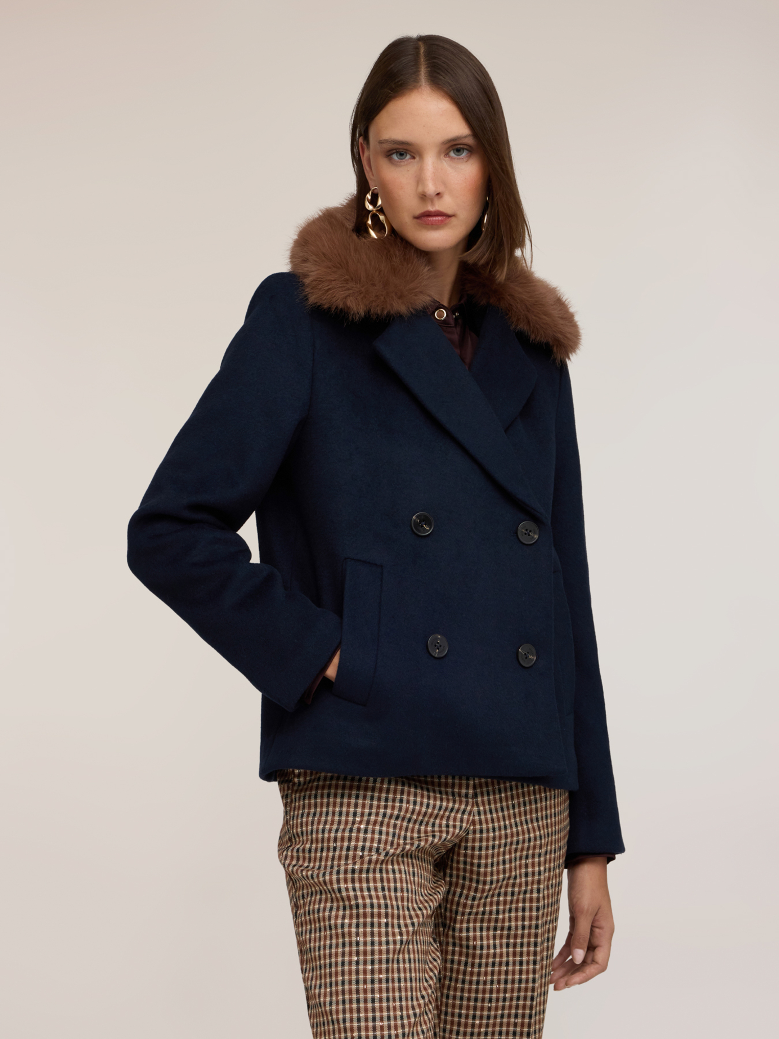 Manteau croisé, MOTIVI