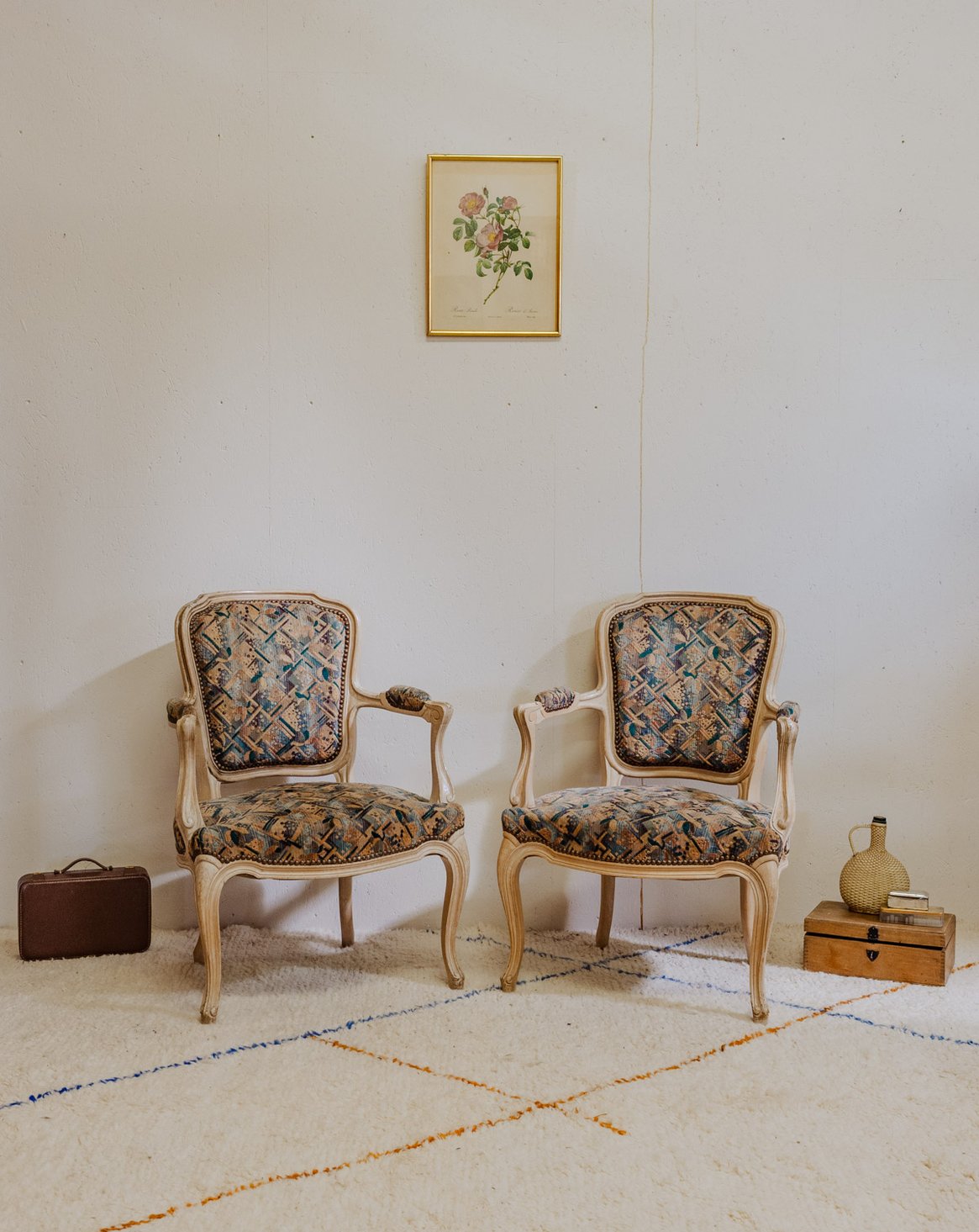 Paire de fauteuils en bois et tissu à motifs Jakob N°896 - Bon état, DEBONGOUT