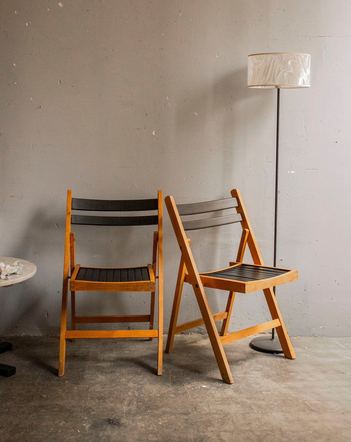 Paire de chaises pliantes en bois Claude N°1188 - Bon état, DEBONGOUT