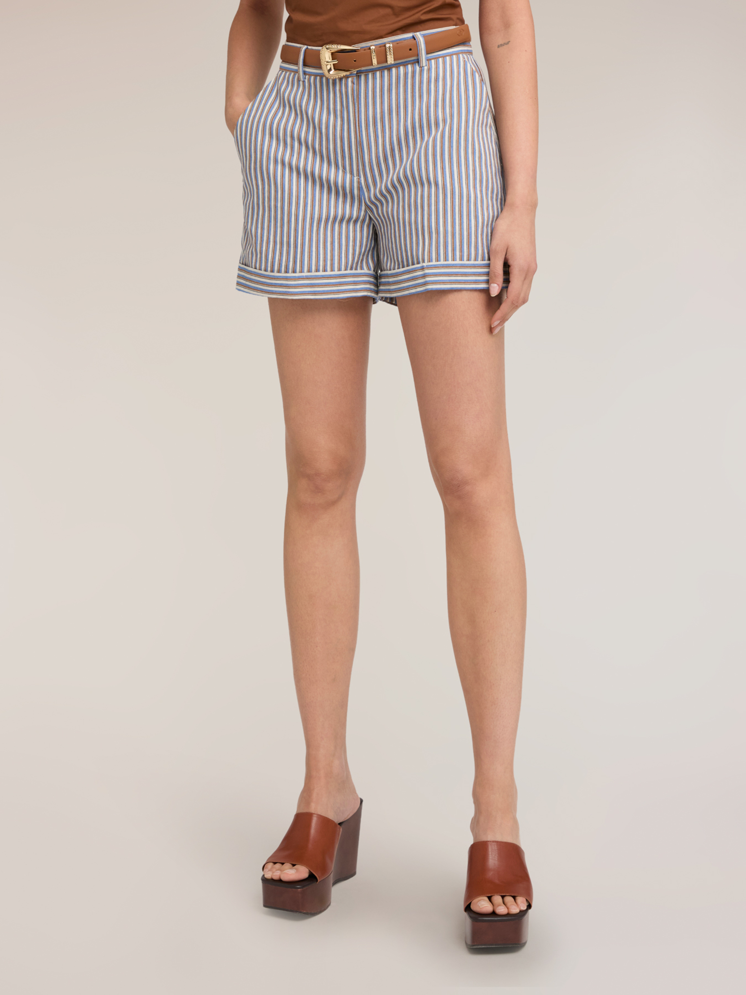 Short à rayures, MOTIVI
