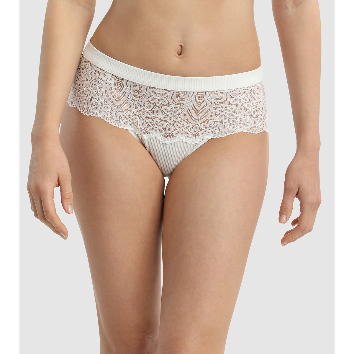 String nacre Sublim neuf taille 42 marque DIM étiqueté à 15,90€ String nacre Sublim neuf taille 42 marque DIM étiqueté à 15,90€
