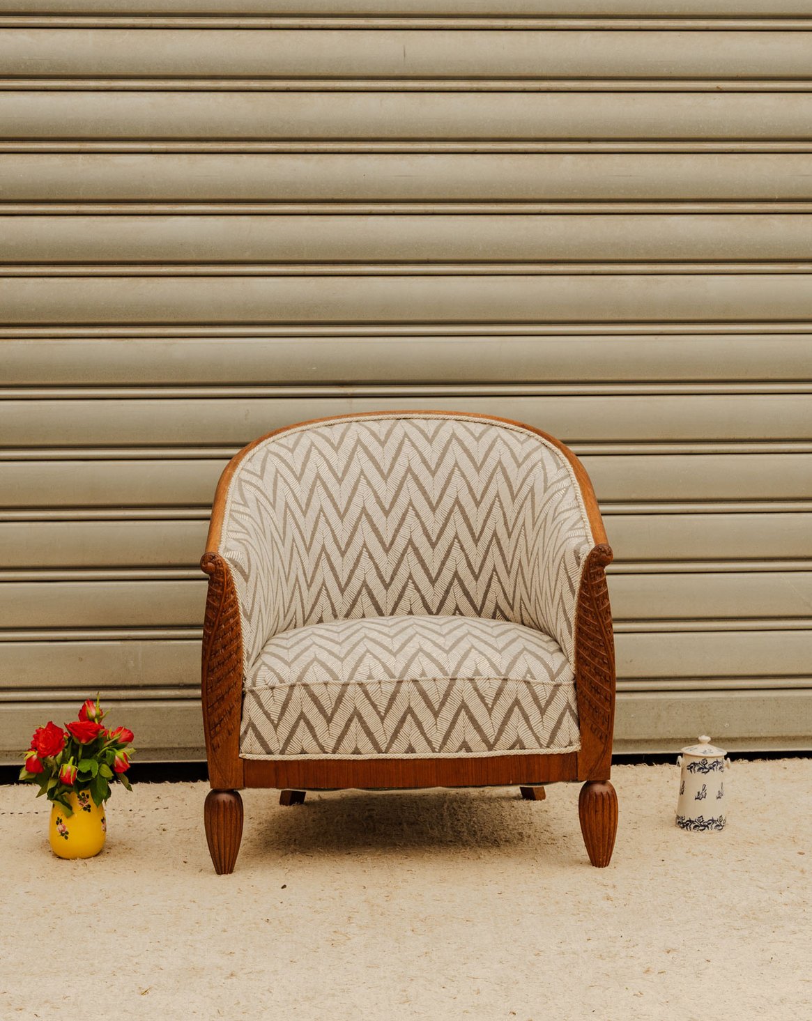 Fauteuil en tissu blanc à motifs Ernest N°1645 - Bon état, DEBONGOUT