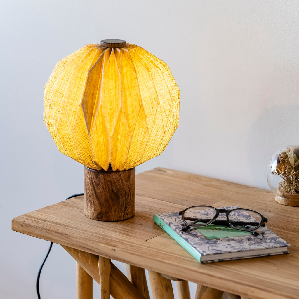 Petite lampe à poser ronde en lin et bois de manguier CERES, HYDILE