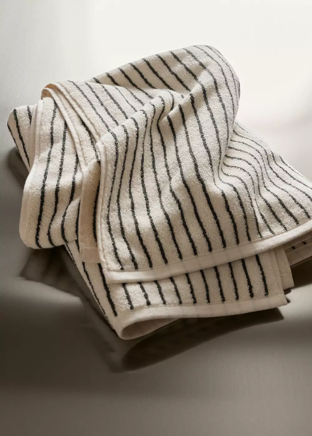 Drap de bain en coton à rayures, MANGO HOME
