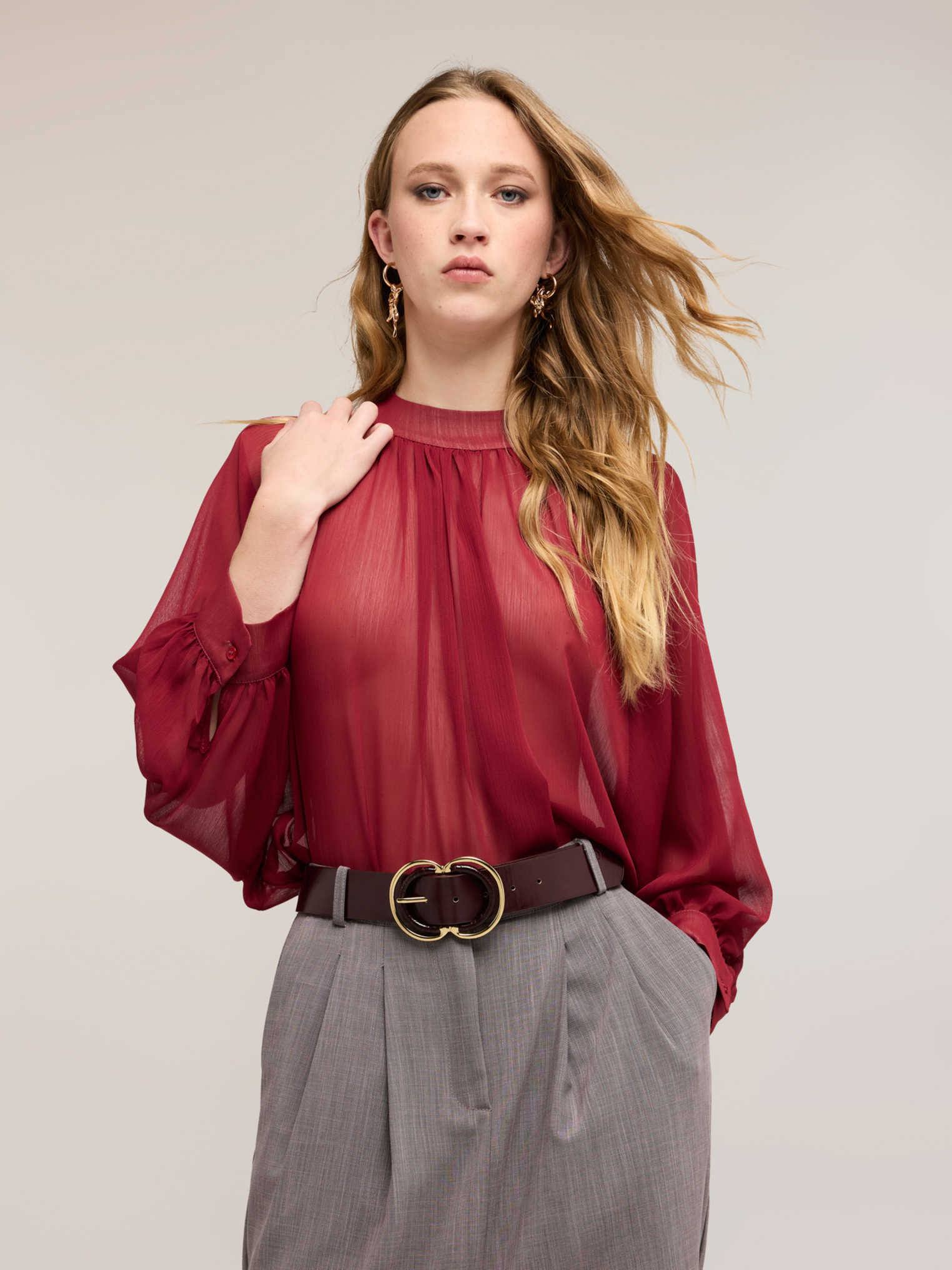 Blouse, MOTIVI